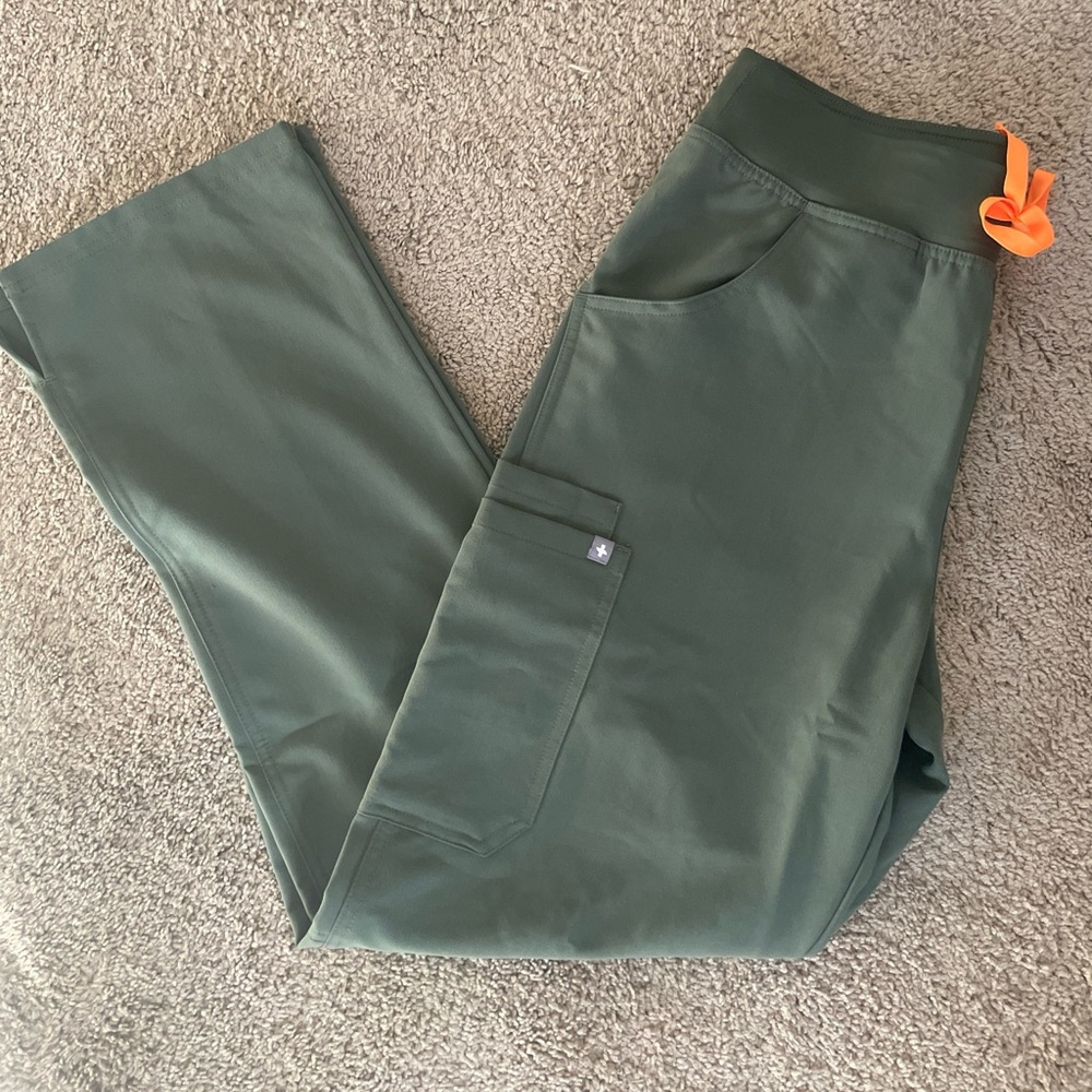 FIGS Moss high waisted Kade scrub pant, size medium